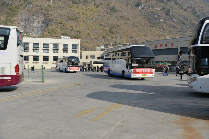 返岗直通车发车.jpg