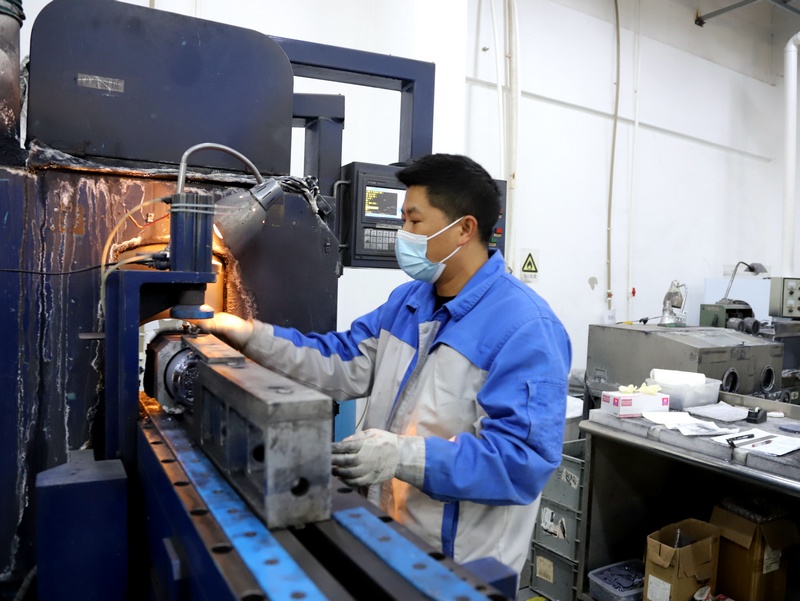 员工正在对生产的砷化镓晶体材料进行筛选、测量。