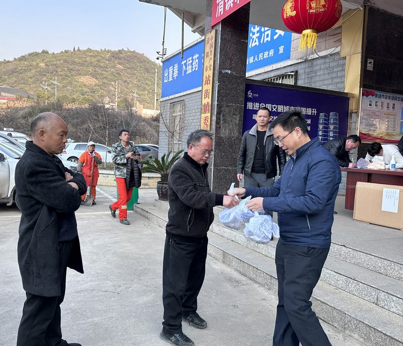 1月30日，清镇市为跨省务工人员发放“健康小药包”场景（龚晓宏 摄） (1).jpg