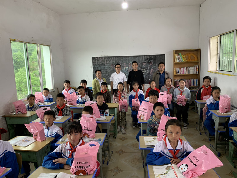 慰問華峰村大坪小學學生。