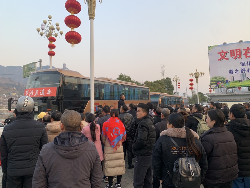 外出务工群众等候上车。 邹琴印 摄.jpg