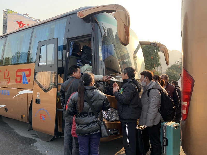 外出务工群众排队上车。 邹琴印 摄.jpg