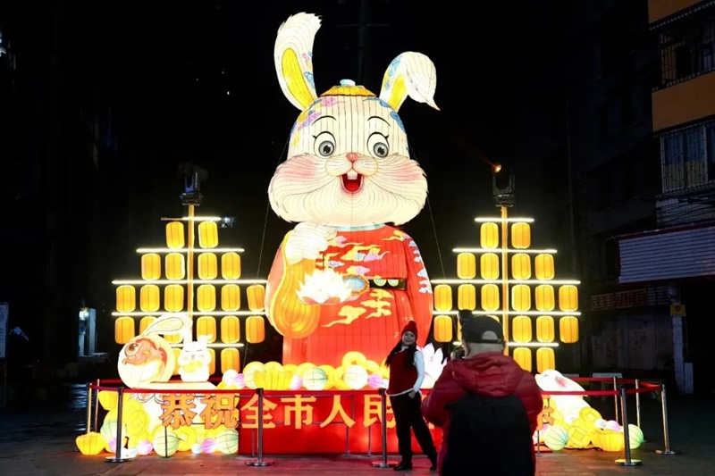 市民在花灯前拍照打卡。