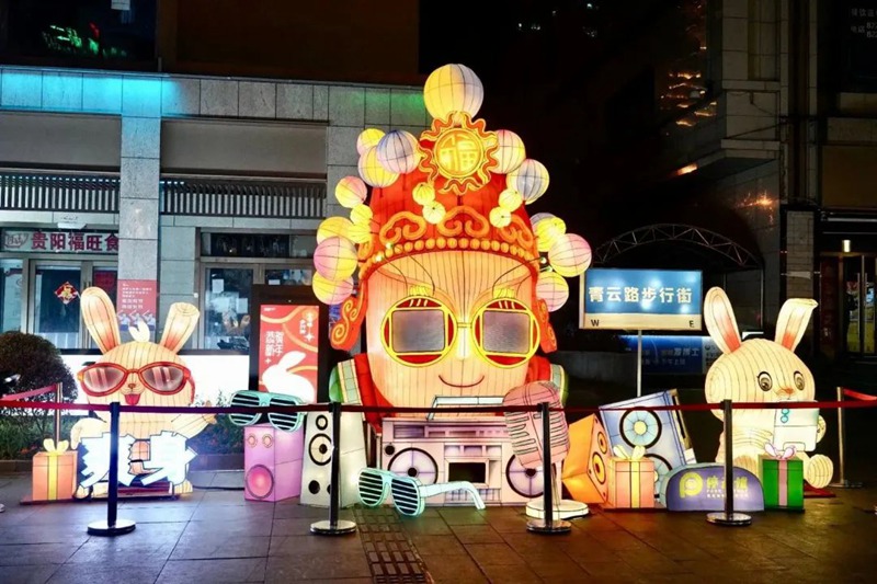 夜经济潮玩兔子花灯。
