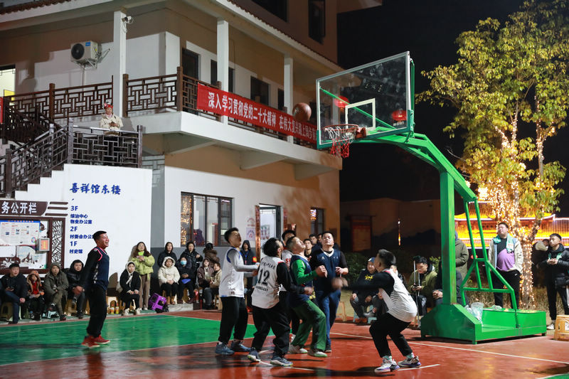 2月1日，村民在剑河华润希望小镇参加“村BA”篮球赛。