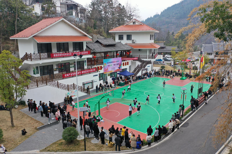 2月1日，村民在剑河华润希望小镇参加“村BA”篮球赛。