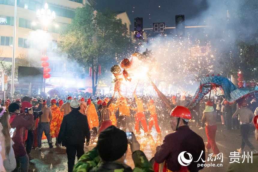 台江县的苗族“舞龙嘘花”活动现场。人民网记者 涂敏摄