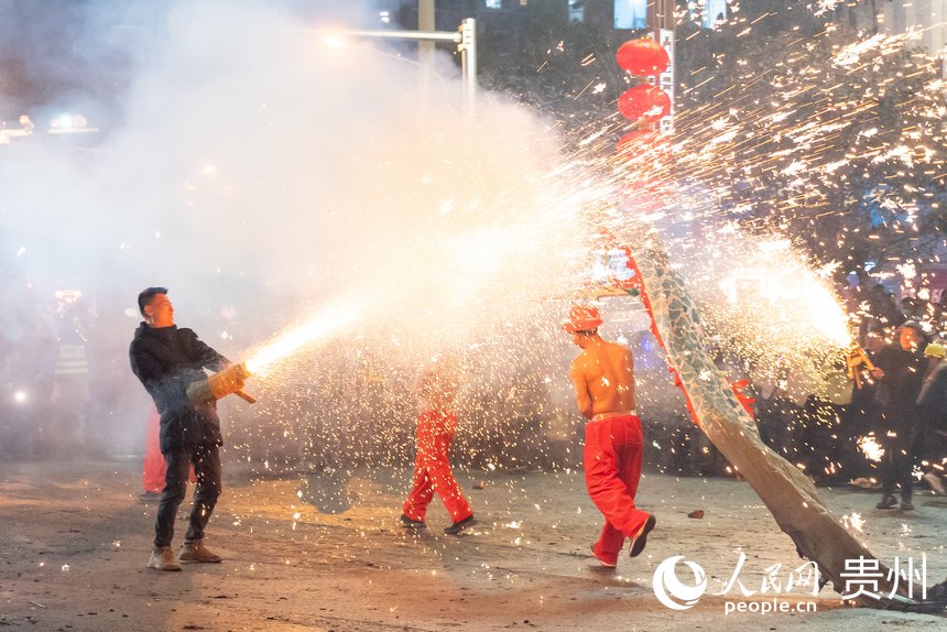 台江县的苗族“舞龙嘘花”活动现场。人民网记者 涂敏摄