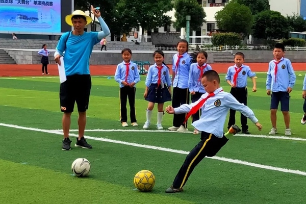 新蒲挑戰足球顛球項目進校園，“雙減”落地見效。