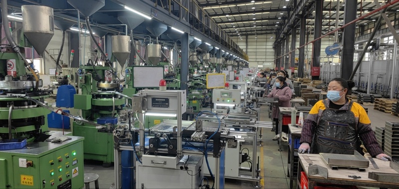 贵州晶源磁业科技有限公司全自动化压机生产车间。