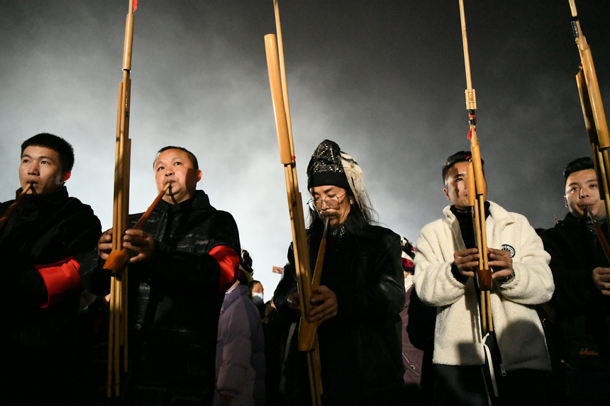 2月5日，舟溪甘囊香芦笙会“起堂仪式”上，芦笙手在吹奏芦笙。
