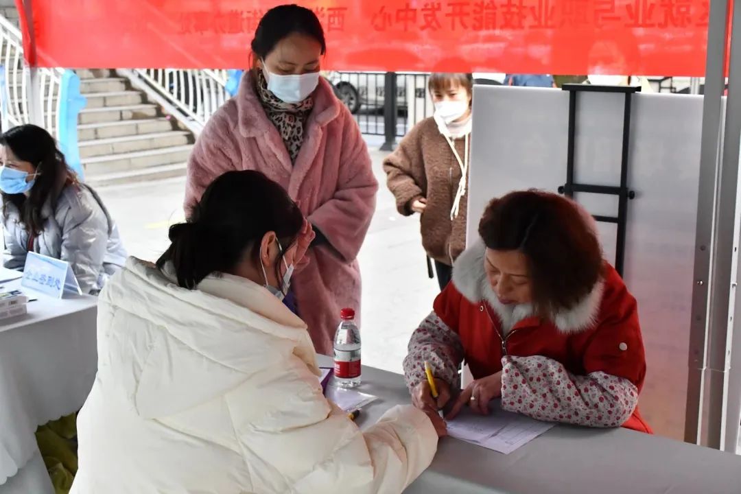 （图片1）求职者正在填写求职意向表