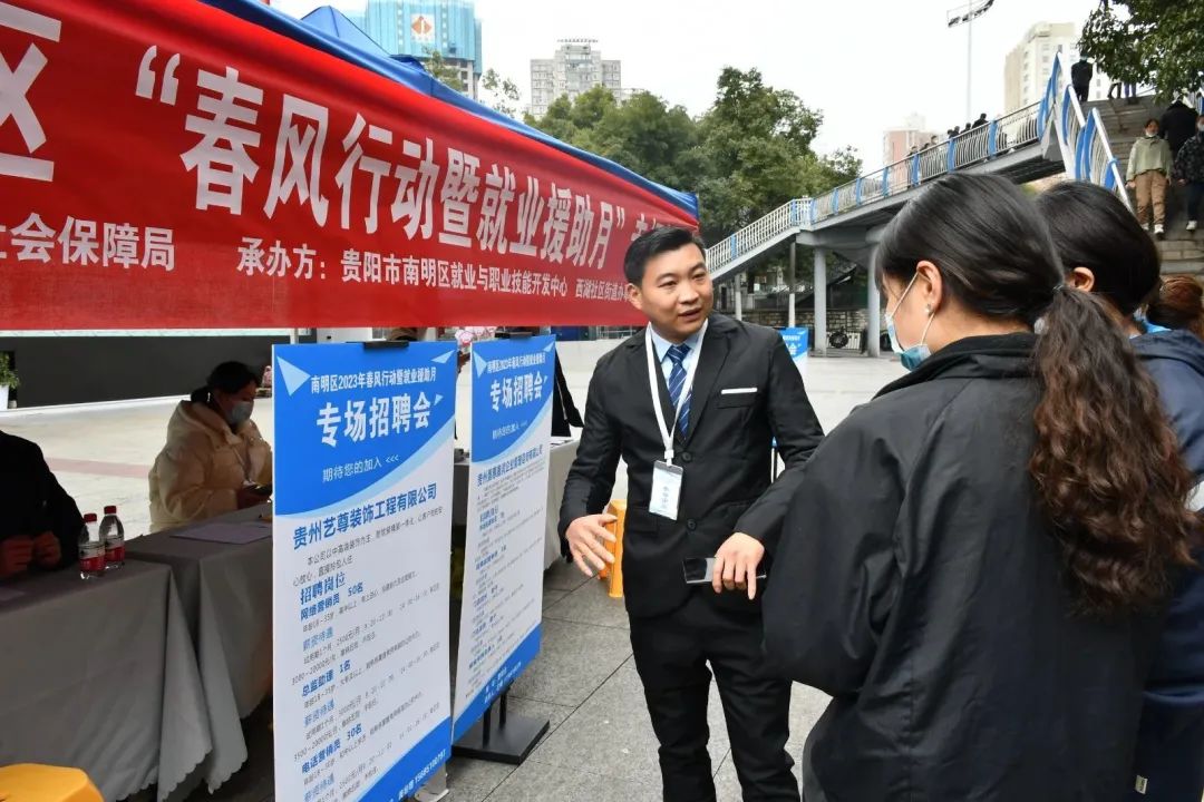（图片2）企业招聘负责人向求职者介绍企业相关情况
