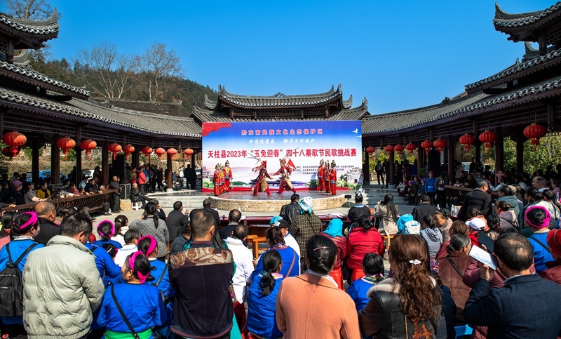“四十八寨”歌节民歌挑战赛中串场侗戏表演。