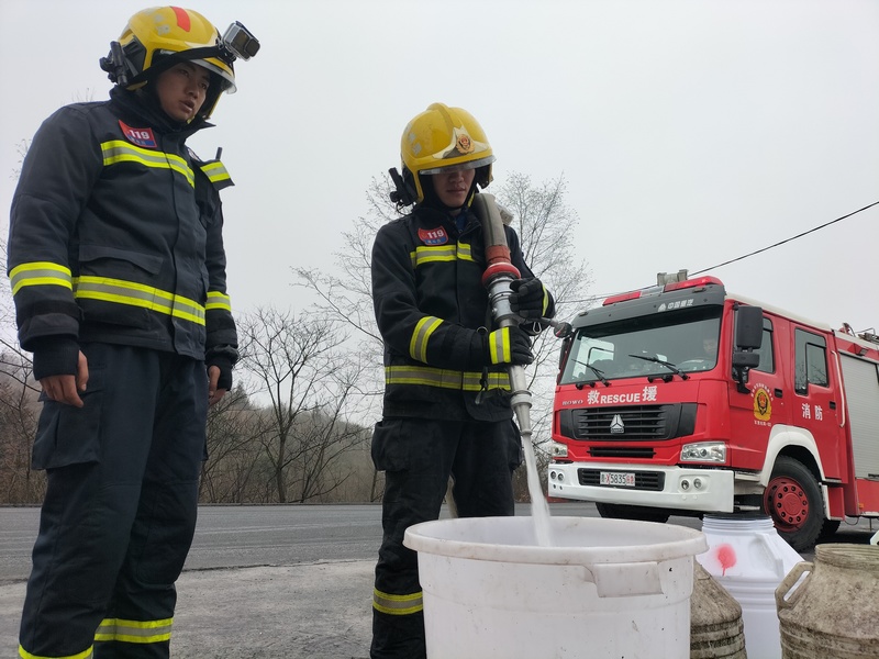 2月7日，百里杜鹃消防救援站组织党员干部为群众送水上门。