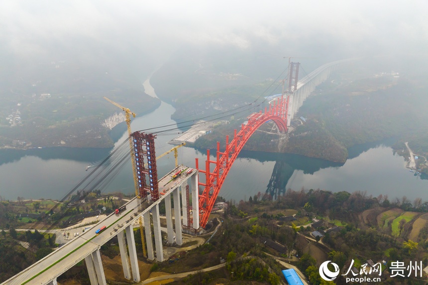 航拍建设中的德余高速乌江特大桥。人民网记者 涂敏摄