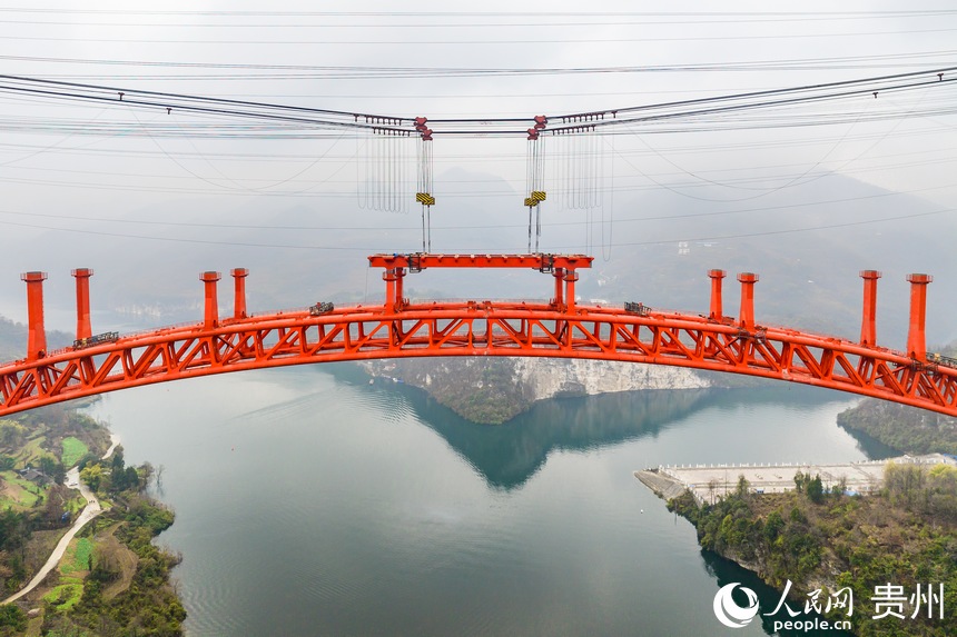 航拍建设中的德余高速乌江特大桥。人民网记者 涂敏摄
