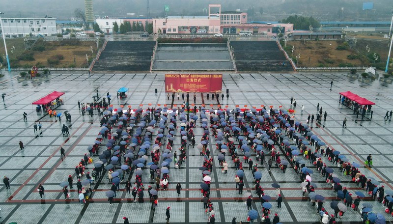 1000余名务工人员免费乘车返岗。