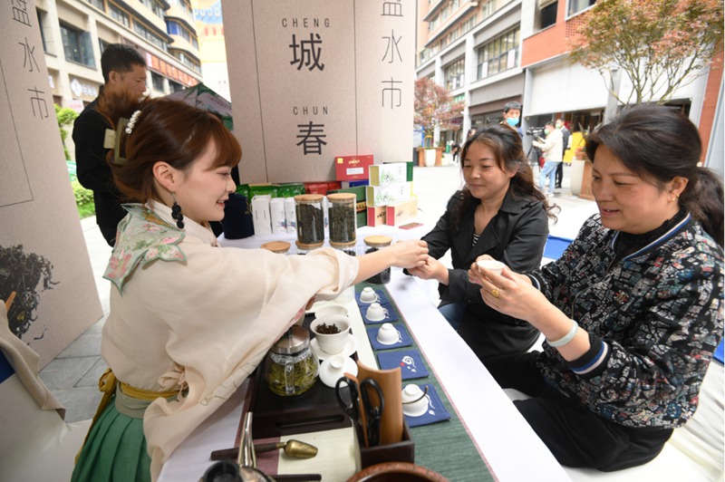 （图片2）市民在茶文化活动现场品茗