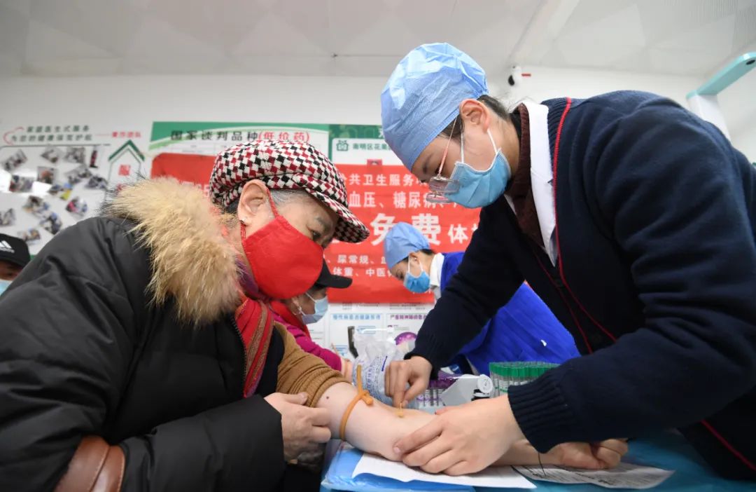 （图片1）2月7日，在贵阳市南明区花果园街道双塔社区“家医服务站”，医护人员正在为辖区65岁以上老年人进行抽血检查。