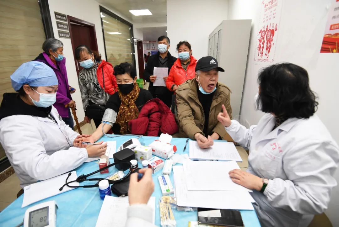 （图片2）2月7日，在贵阳市南明区花果园街道双塔社区“家医服务站”，医护人员正在为辖区65岁以上老年人进行健康体检。