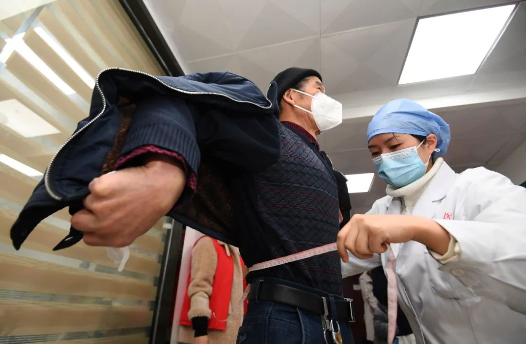 （图片6）2月7日，在贵阳市南明区花果园街道双塔社区“家医服务站”，医护人员正在为辖区65岁以上老年人进行健康体检。