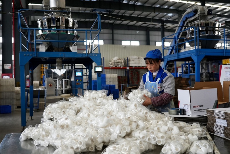 2月7日，联塑科技发展（贵阳）有限公司工人正在打包产品(1)（李锦明 摄）.jpg