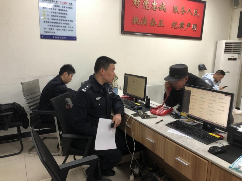 2 图为淳先生与亲人通电话。.jpg