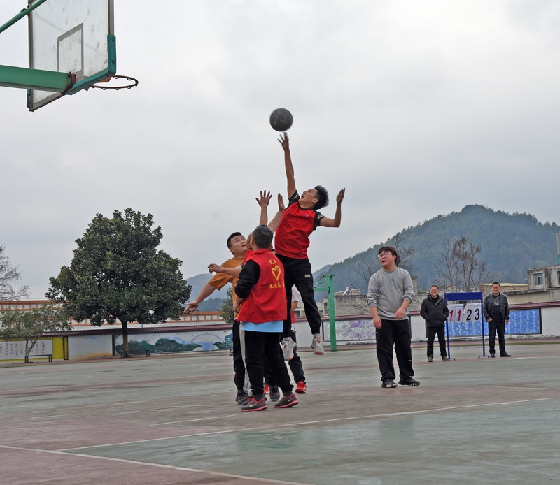2023年2月9日，在贵州省黔西市铁石中学操场上，参赛干部职工及群众在进行篮球比赛。
