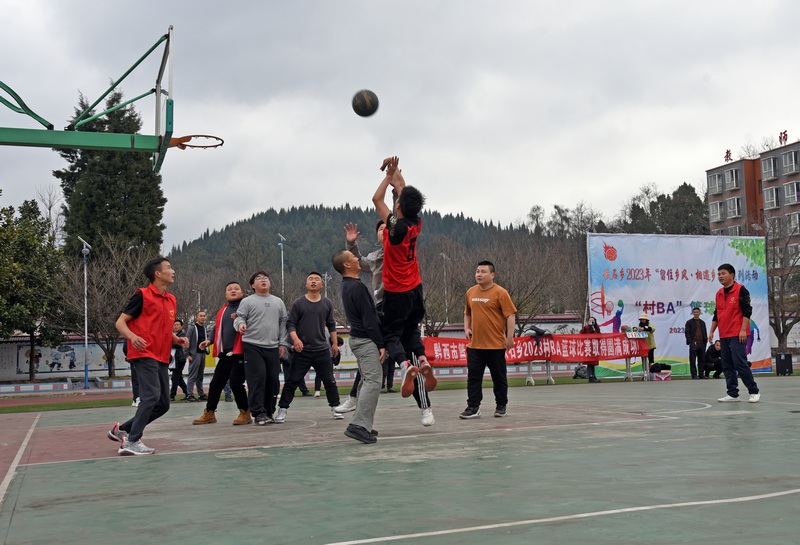 2023年2月9日，在贵州省黔西市铁石中学操场上，参赛干部职工及群众在进行篮球比赛。