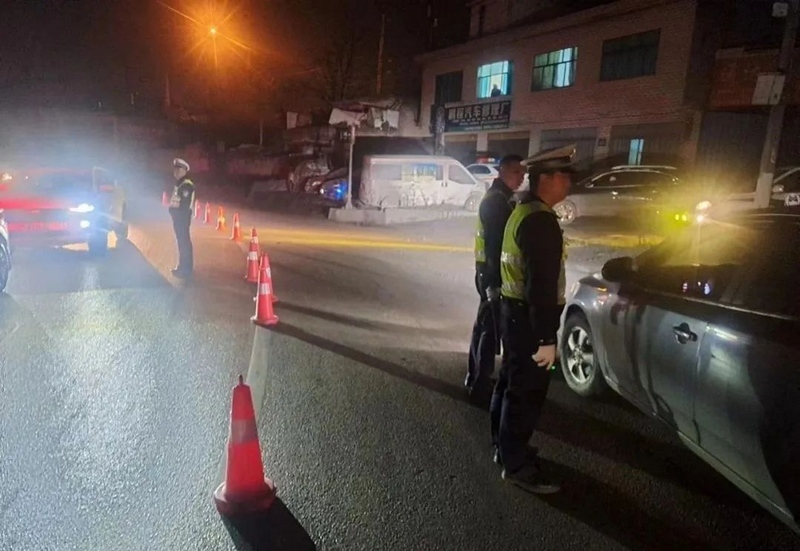 2、開展道路交通“護安保暢”夜間聯合整治行動。.jpg