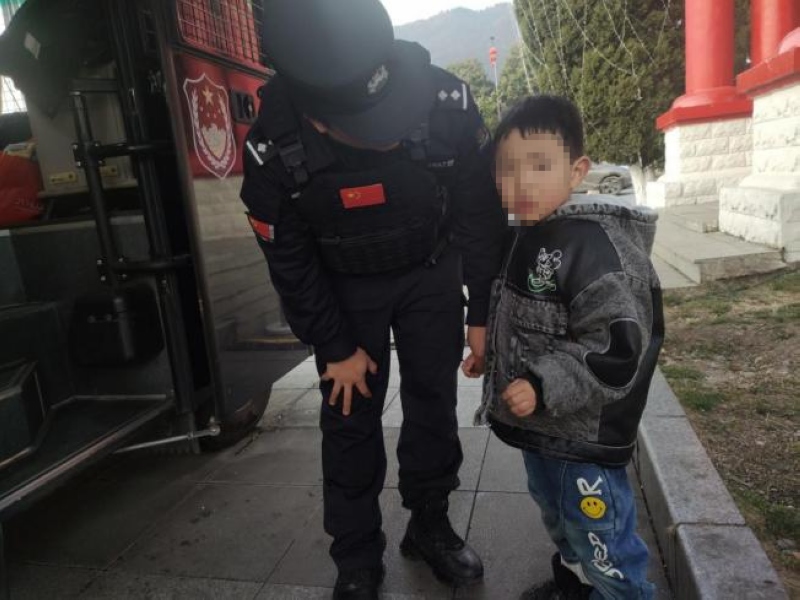4、安撫小男孩。.jpg