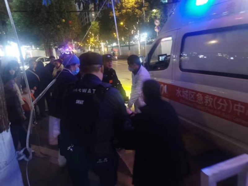 5、協助醫護人員將人抬上救護車。.jpg