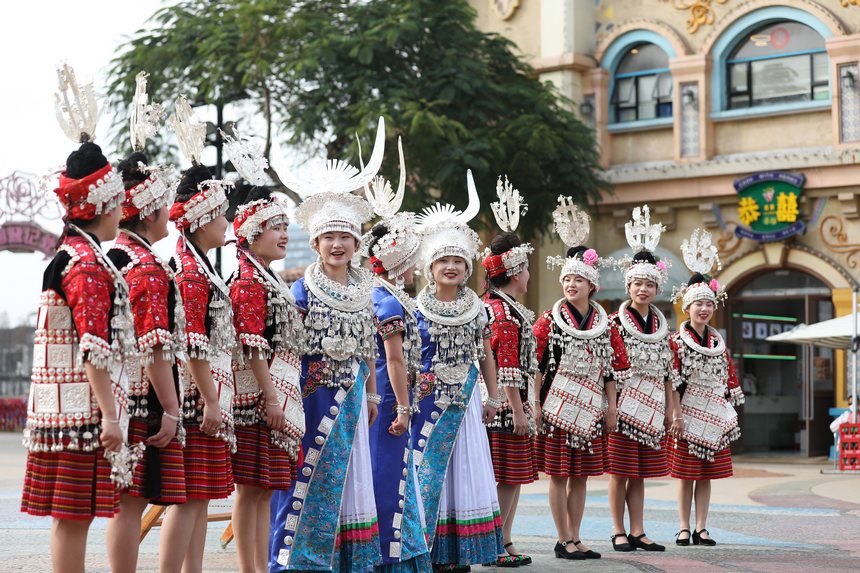 剑河县仰阿莎民族歌舞艺术团的演员们唱苗族歌曲。龙俊宏摄