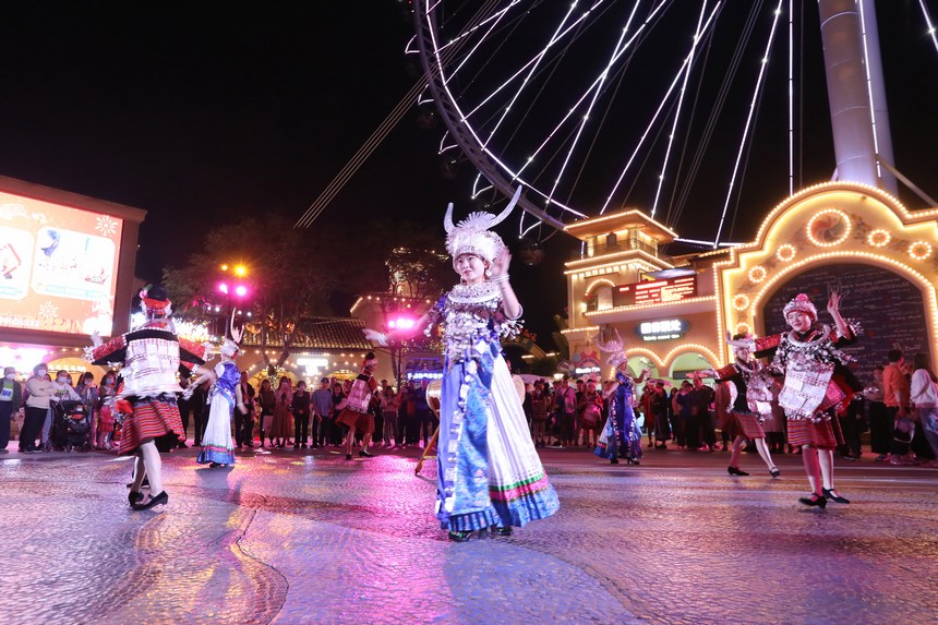 剑河县仰阿莎民族歌舞艺术团的演员们向当地群众表演木鼓舞。龙俊宏摄