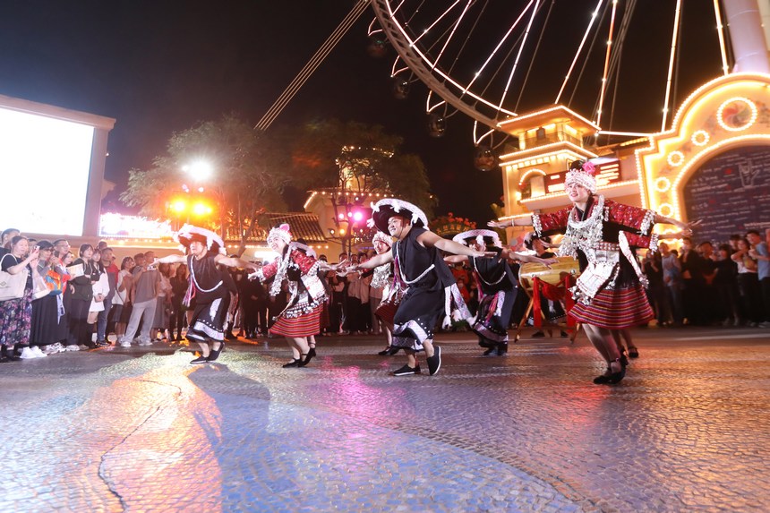 剑河县仰阿莎民族歌舞艺术团的演员们向当地群众表演木鼓舞。龙俊宏摄