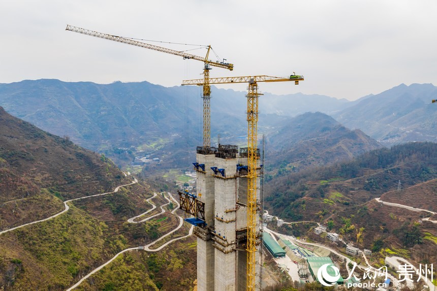 航拍建设中的纳晴高速六枝特大桥。人民网记者 涂敏摄