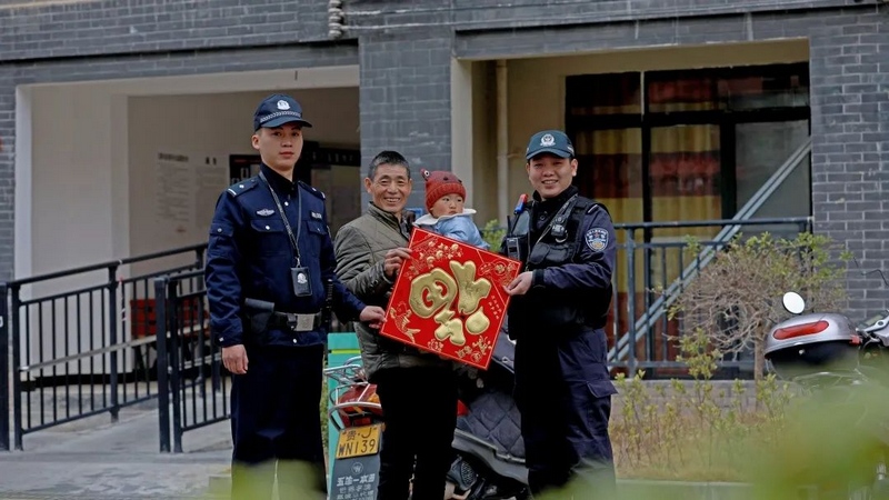 1 图为荔波县公安局民警在春节期间走访群众，并为他们送上新春祝福。.jpg