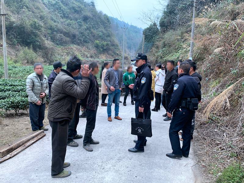 1  圖為影山派出所民警及時趕到糾紛現場，避免事態升級。