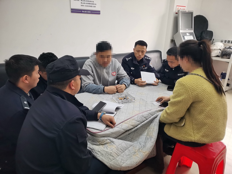 2 圖為回到影山派出所調解室，在民警的協調下，韋某夫婦意見達成一致