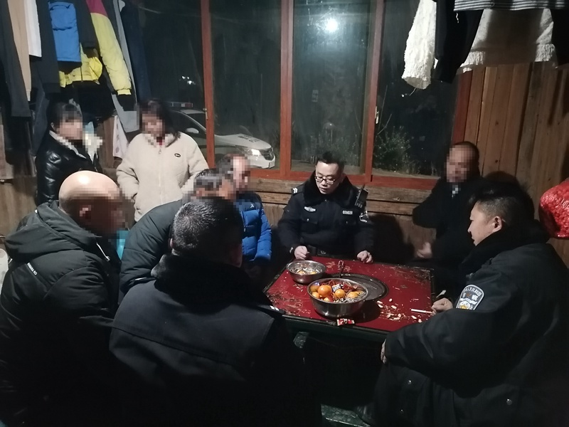 5 圖為瓮安縣公安局建中派出所民警成功化解群眾李某國兄弟倆多年積怨，眾人圍坐在火爐邊，氣氛融洽、喜樂融融。