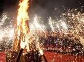 镇宁高荡景区：篝火晚会点燃“夜经济”    				华灯初上，夜幕降临，连日来，镇宁高荡景区民族文化广场上聚满了游客，热闹非凡。【详细】