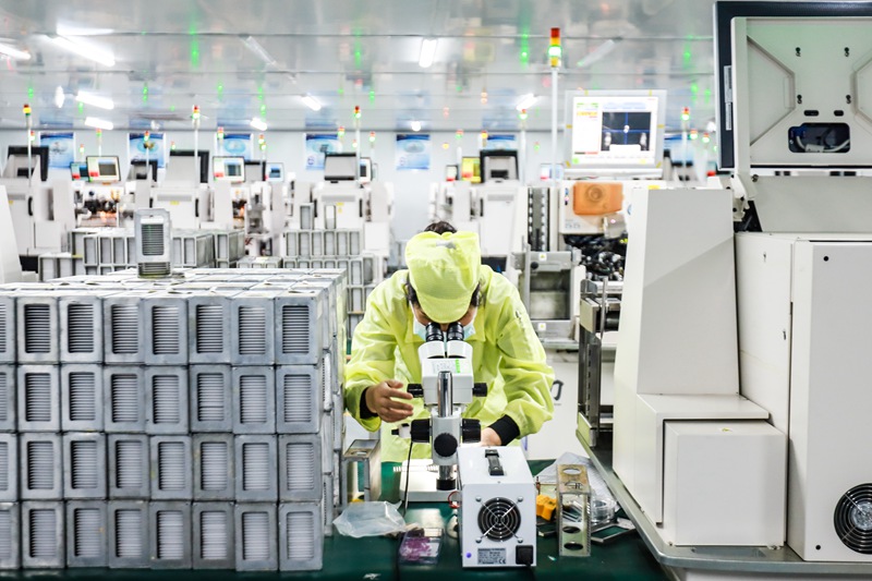 贵州联尚科技有限公司生产车间   技术人员正在生产灯丝 陈曦摄 (3)