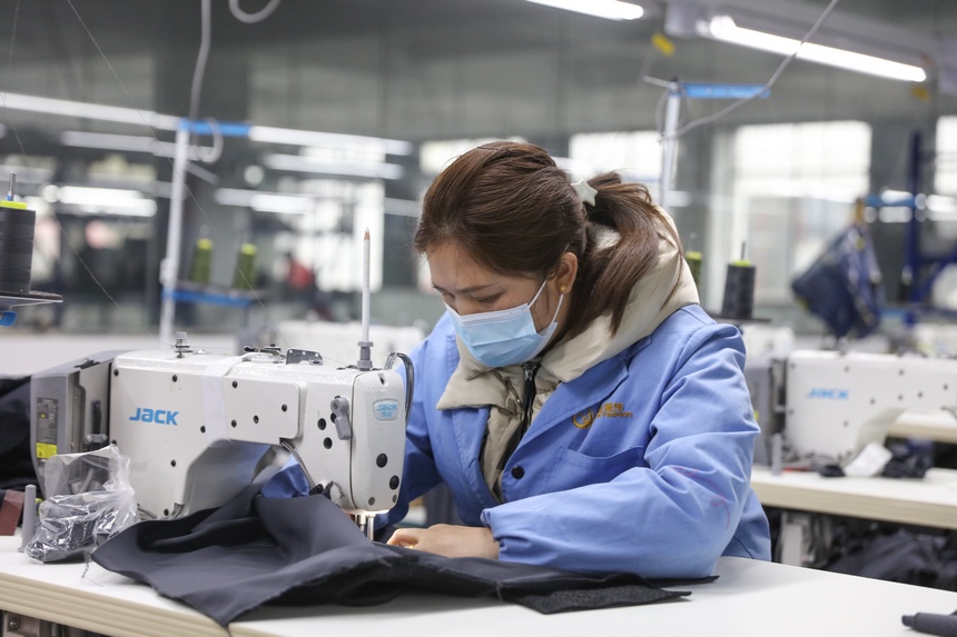 2023年2月13日，貴州省施秉縣工業園區內 貴州叢卉服飾有限公司工人在趕制出口訂單。