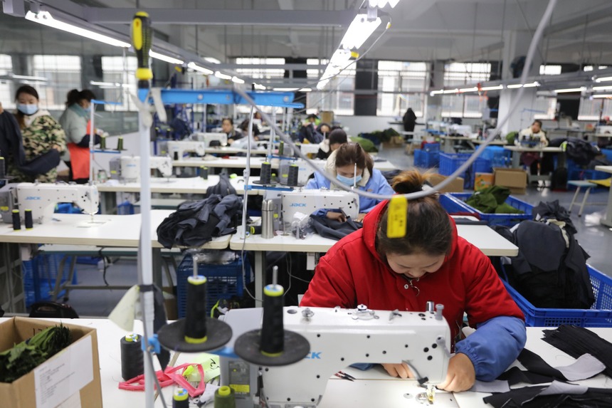 2023年2月13日，贵州省施秉县工业园区内 贵州丛卉服饰有限公司工人在赶制出口订单。
