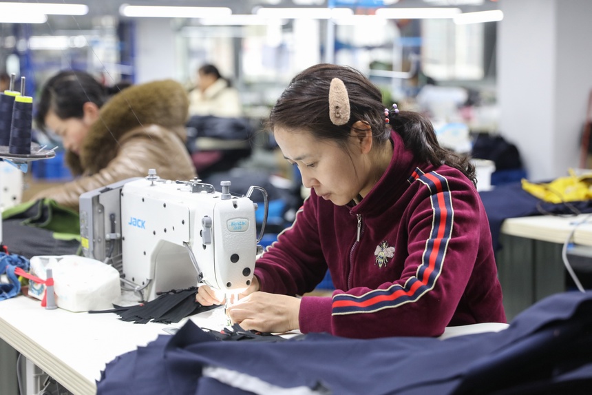 2023年2月13日，贵州省施秉县工业园区内 贵州丛卉服饰有限公司工人在赶制出口订单。