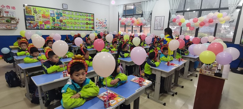 2月13日，习水县天鹅海军希望小学开展开学第一课，在爱国拥军氛围中开启新学期。