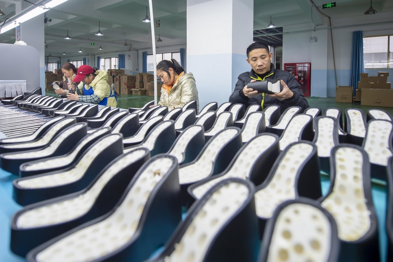 貴州鑫威鞋業有限公司員工正在生產制作鞋類產品1.jpg