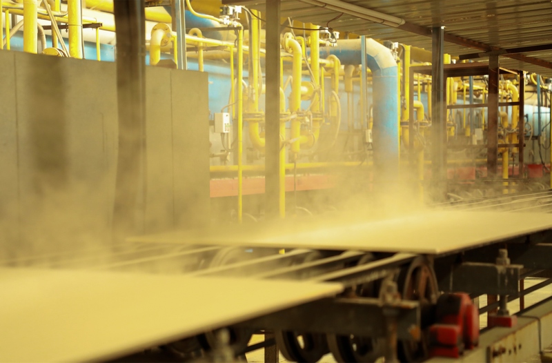 2月13日，貴州省海美斯科技有限公司生產工廠剛剛上釉的瓷磚。（周訓貴 攝）.jpg