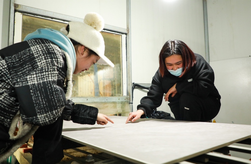 2月13日，貴州省海美斯科技有限公司生產工廠工人在抽樣檢查瓷磚。（周訓貴 攝）.JPG